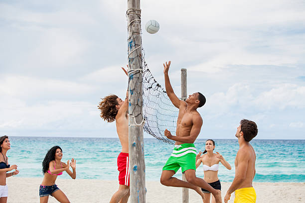 znajomych, grając w siatkówkę na plaży - beach volleyball zdjęcia i obrazy z banku zdjęć
