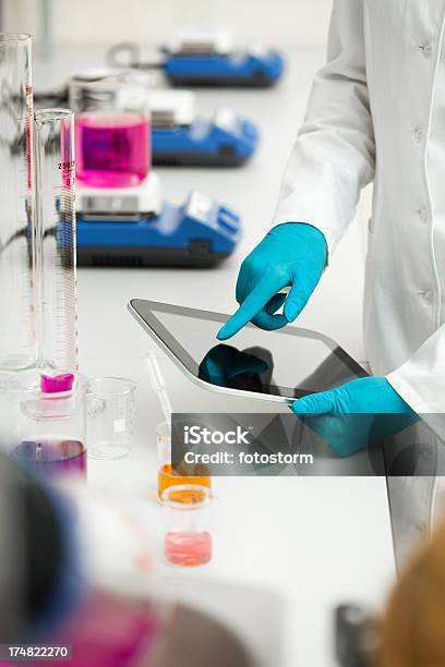 Científico Trabajando En Tableta Digital En Un Laboratorio Foto de stock y más banco de imágenes de 20 a 29 años