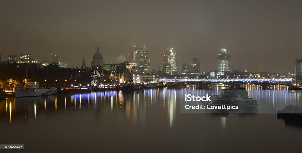 skyline von London in the fog - Lizenzfrei Beleuchtet Stock-Foto