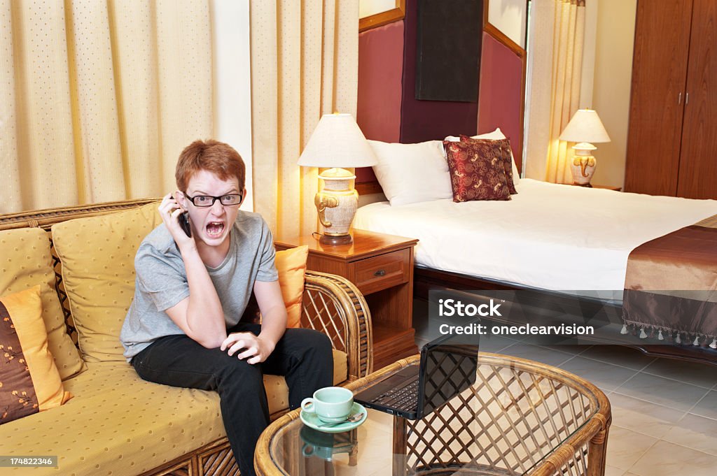 Teen Boy en habitación de Hotel - Foto de stock de 14-15 años libre de derechos