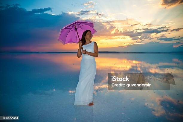 Mujer Solitaria Foto de stock y más banco de imágenes de Azul - Azul, Puesta de sol, Rosa - Color