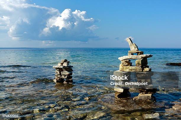 Inukshuks - Fotografie stock e altre immagini di Inukshuk - Inukshuk, Ontario - Canada, Spiaggia