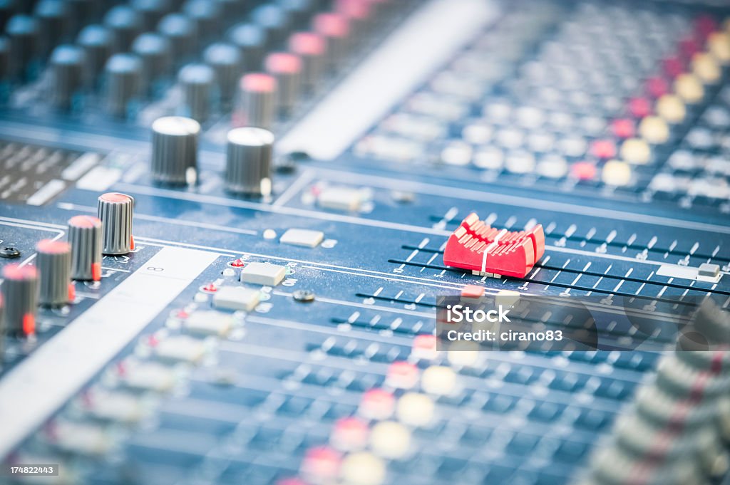 mixer primo piano - Foto stock royalty-free di Apparecchiatura di registrazione del suono