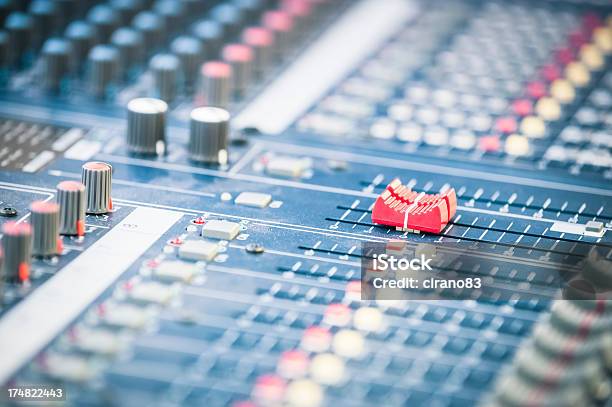 Mixer Primo Piano - Fotografie stock e altre immagini di Apparecchiatura di registrazione del suono - Apparecchiatura di registrazione del suono, Attrezzatura dei media, Attrezzatura elettronica