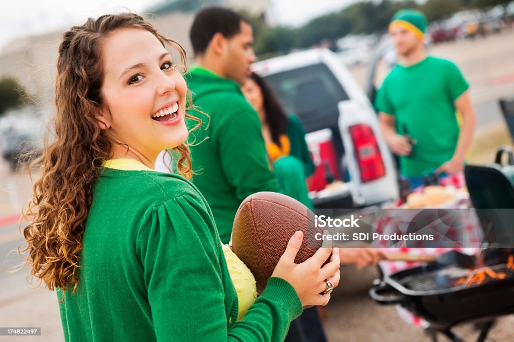 Ładny Dziewczyna z college'u Siedzieć na ogonie na stadion z piłki nożnej - Zbiór zdjęć royalty-free (Tailgate party)