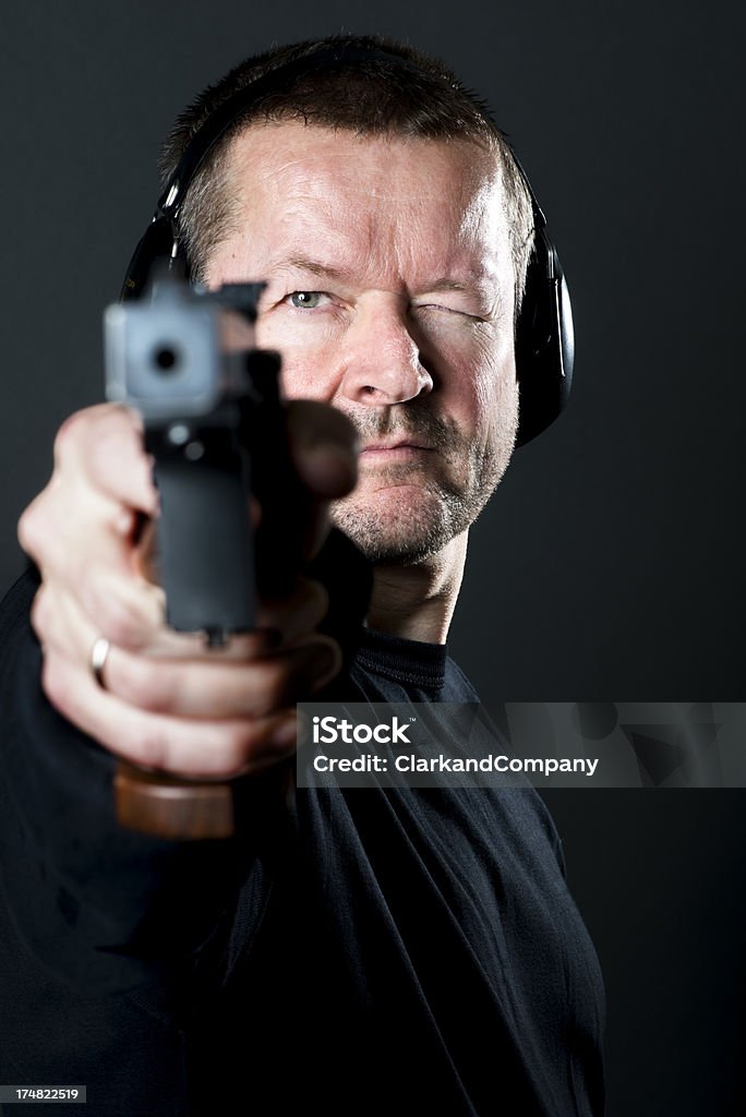 Mittleren Alter Mann sport shooter Zielen. - Lizenzfrei Abfeuern Stock-Foto