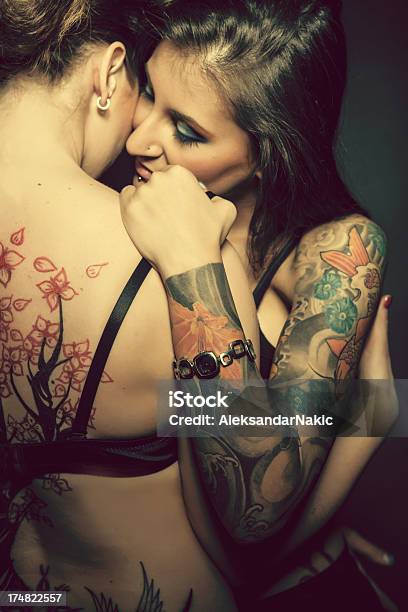 Amorevole E - Fotografie stock e altre immagini di Comportamento sessuale umano - Comportamento sessuale umano, Amore, Lesbica
