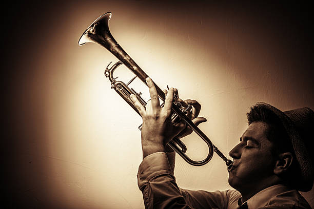 trompete em um clube de jazz - trumpet valve close up flugelhorn - fotografias e filmes do acervo