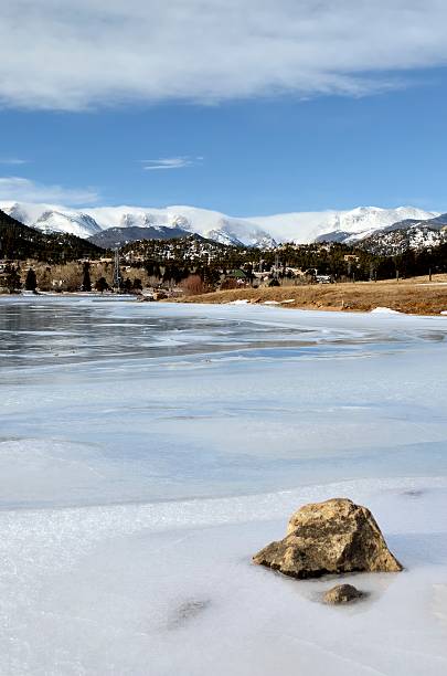 estes park, dans le colorado - cold lake frozen estes park photos et images de collection