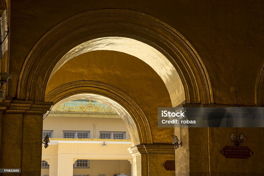 Gold Bögen im Maha Myat Muni-Tempel (Mandalay, Myanmar) - Lizenzfrei Abstrakt Stock-Foto