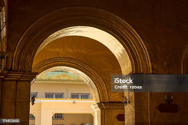 Archi Oro Nel Tempio Di Maha Myat Muni - Fotografie stock e altre immagini di Arco - Architettura