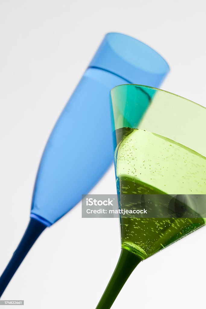 Niebieskie szkło szampana i szkła koktajl zielony - Zbiór zdjęć royalty-free (Alkohol - napój)