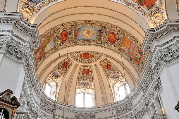 собор зальцбурга - indoors cathedral salzburg cathedral salzburg стоковые фото и изображения