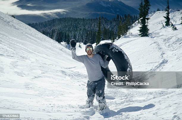 若い男性のインナーチューブスノー - そり滑りのストックフォトや画像を多数ご用意 - そり滑り, ウィンタースポーツ, スポーツ