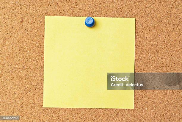 Stickies Foto de stock y más banco de imágenes de Amarillo - Color - Amarillo - Color, Bloque de mensajes, Cartón piedra