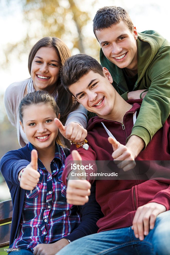 Grupa szczęśliwy nastoletnich przyjaciół z kciuki-up - Zbiór zdjęć royalty-free (Kciuki w górę)