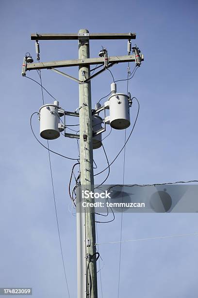 Photo libre de droit de Un Haut Gris Électricité Pôle En Bois banque d'images et plus d'images libres de droit de Alimentation électrique - Alimentation électrique, Avion, Bleu