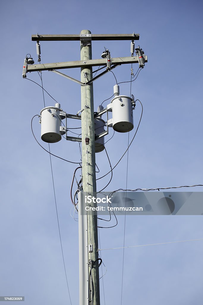 Uma altura de cinza electricidade vara de madeira - Foto de stock de Acima royalty-free