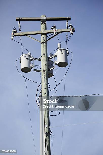 Foto de Uma Altura De Cinza Electricidade Vara De Madeira e mais fotos de stock de Acima - Acima, Arame, Avião