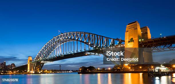 Photo libre de droit de Sydney Harbour Bridge De Nuit En Australie banque d'images et plus d'images libres de droit de Australie - Australie, Capitales internationales, Centre-ville