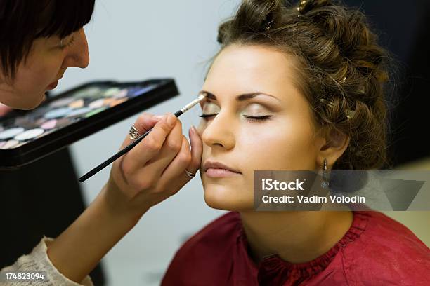 Que De Maquillaje Foto de stock y más banco de imágenes de Adulto - Adulto, Adulto joven, Agarrar