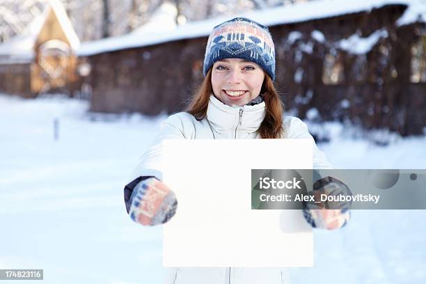 Inverno Menina Com Banner Em Branco - Fotografias de stock e mais imagens de Adolescente - Adolescente, Adulto, Aldeia