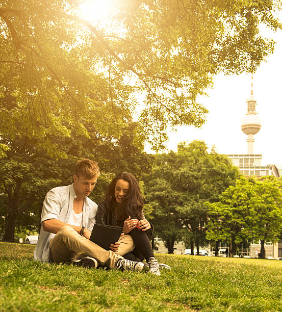 paar liebhaber surfen in sozialen medien app in berlin - 20s berlin germany heterosexual couple boyfriend stock-fotos und bilder
