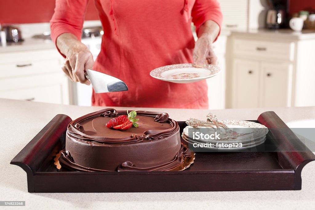 Mulher pronto para corte de bolo de Chocolate com morangos bandeja - Foto de stock de Alimentação Não-saudável royalty-free