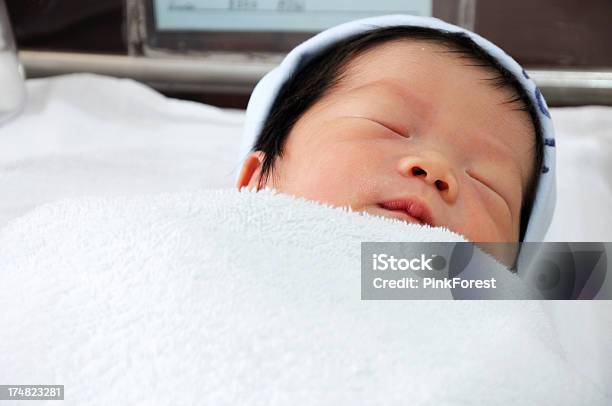 Quase Newborn Baby Boy - Fotografias de stock e mais imagens de Cor preta - Cor preta, Recém-nascido, 0-1 Mês
