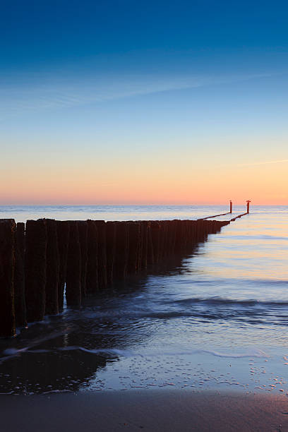 스택스 깨는 한 압살했다 귀하와 함께 네덜란드 코스트 - horizon over water blurred motion long exposure zeeland 뉴스 사진 이미지