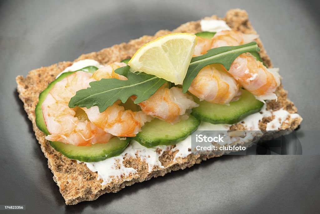 Pane croccante con crema di formaggio e gamberetti - Foto stock royalty-free di Alimentazione sana