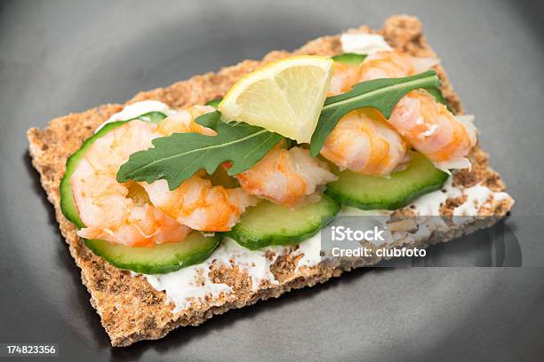 Pane Croccante Con Crema Di Formaggio E Gamberetti - Fotografie stock e altre immagini di Alimentazione sana - Alimentazione sana, Cetriolo, Cibi e bevande