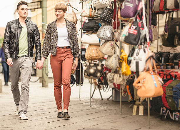 pareja caminando en el mercado de la ciudad - berlin germany germany urban scene shopping bag fotografías e imágenes de stock