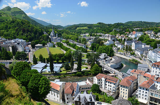 Verano vista de Lourdes - foto de stock