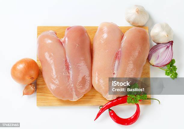 Peitos De Frango Crus - Fotografias de stock e mais imagens de Alho - Alho, Bulbo de flor, Carne