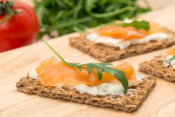 хлебец с сливочный сыр и копченый лосось - appetizer salmon smoked salmon cracker стоковые фото и изображения