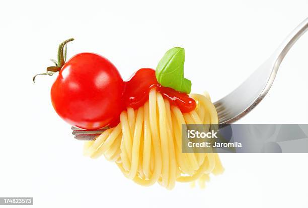 Photo libre de droit de Spaghetti Avec De La Sauce Roulés Sur Une Fourche banque d'images et plus d'images libres de droit de Spaghetti - Spaghetti, Fourchette, Ketchup