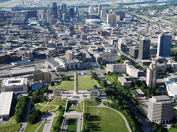 istock Kansas City Skyline & World War I Memorial 174823663
