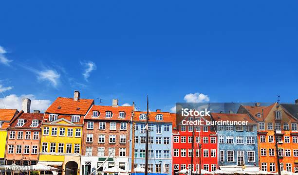 Case Colorate In Nyhavn Copenhagen Danimarca - Fotografie stock e altre immagini di Ambientazione esterna - Ambientazione esterna, Blu, Canale