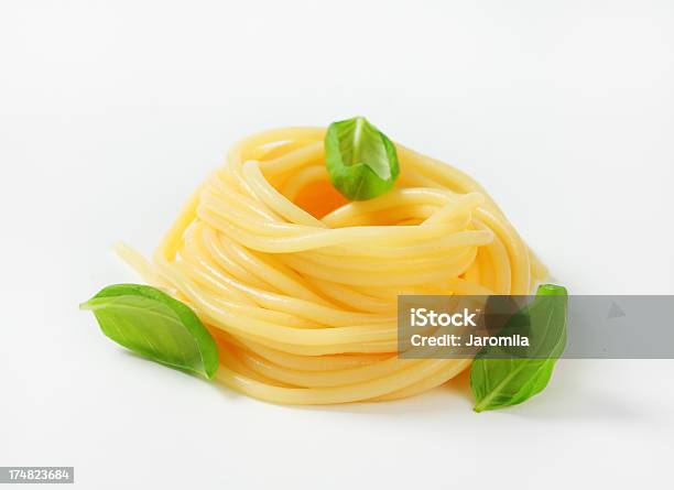 Arrotolato Spaghetti - Fotografie stock e altre immagini di Nido di animale - Nido di animale, Pasta, Basilico