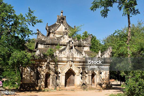 Vecchio Coperto Di Vegetazione Tempio Di Bagan Myanmar - Fotografie stock e altre immagini di Albero