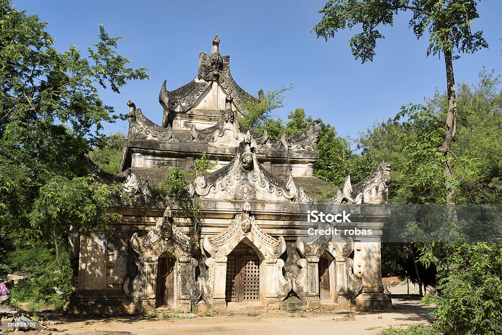 旧生い茂る寺院をバガン、ミャンマー - バガンのロイヤリティフリーストックフォト