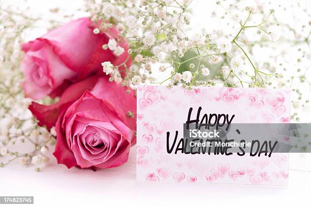 Rosa Rosas Com Um Cartão De Dia Para Namorados - Fotografias de stock e mais imagens de Amor - Amor, Botão - Estágio de flora, Branco