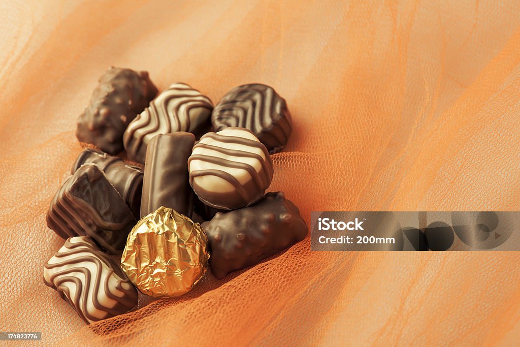 Chocolates en el fondo naranja - Foto de stock de Alimento libre de derechos