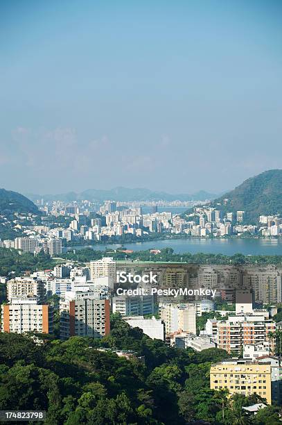 Риодежанейро Бразилия Lagoa И Видом На Очертания Города — стоковые фотографии и другие картинки Без людей