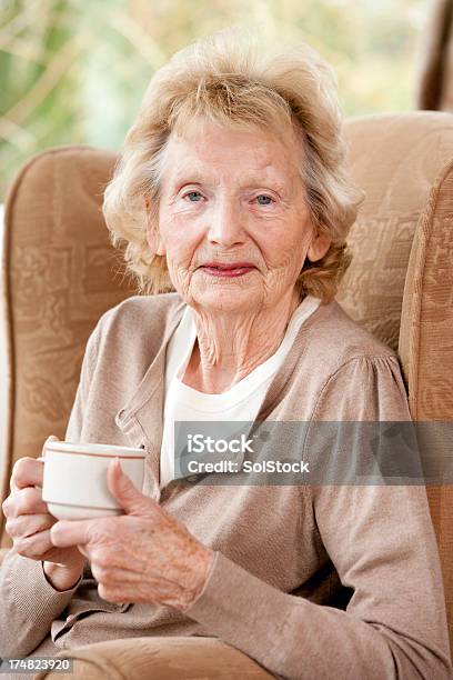 老人女性 - くつろぐのストックフォトや画像を多数ご用意 - くつろぐ, シニア世代, ライフスタイル