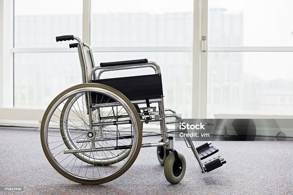 Vide fauteuil roulant dans le hall de l'hôpital - Photo de Couloir libre de droits