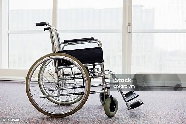 Photo libre de droit de Vide Fauteuil Roulant Dans Le Hall De Lhôpital banque d'images et plus d'images libres de droit de Couloir - Couloir, Service de maternité, Accident et désastre