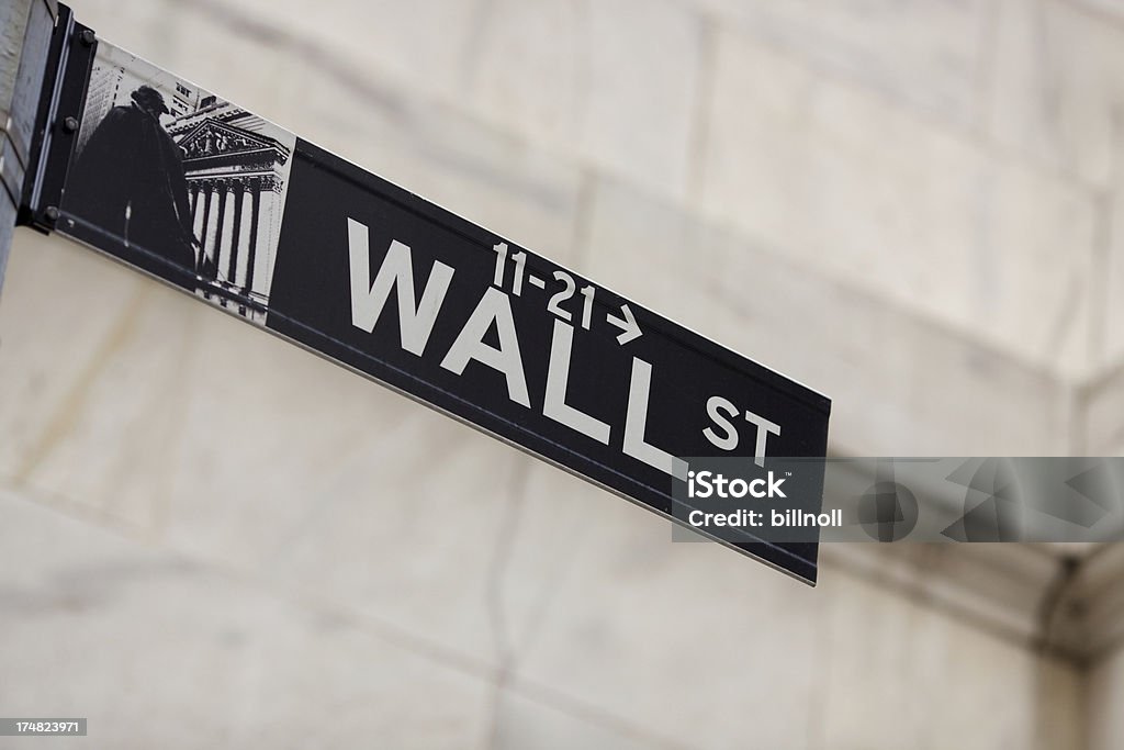 Wall Street señal en la ciudad de Nueva York - Foto de stock de Aire libre libre de derechos