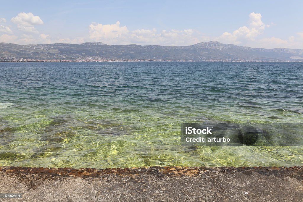 Azul-turquesa Mediterrâneo concreto com vista para a praia Trogir Croácia - Foto de stock de Azul royalty-free